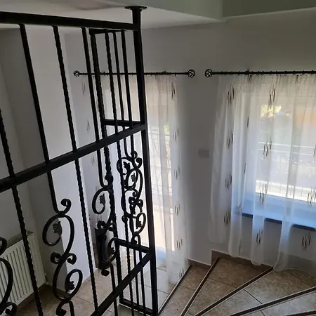 Гостевой дом House 2 *