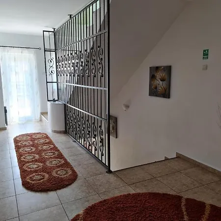 House 2 招待所 艾福雷诺德